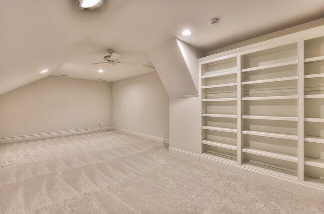 Building Photo - Stunning Executive Townhome in the Heart o...