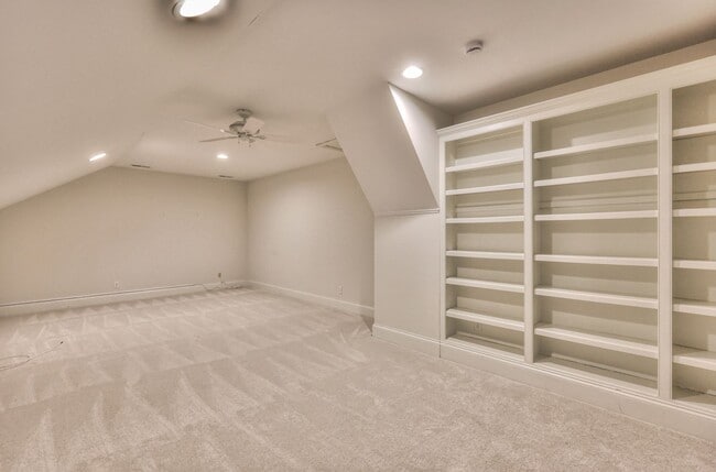 Building Photo - Stunning Executive Townhome in the Heart of Green Hills