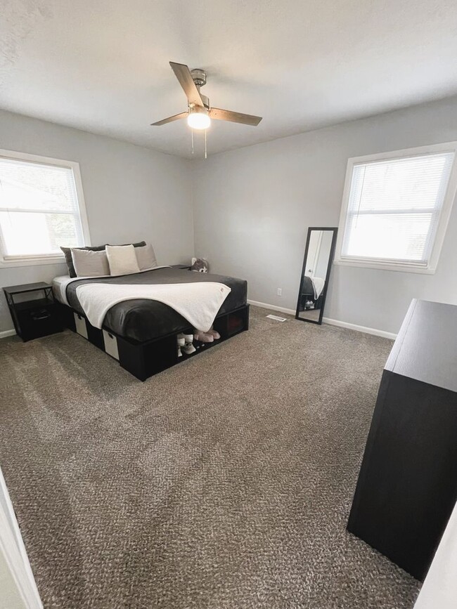 Building Photo - 3 Bedroom 2 Bathroom- Pets Considered