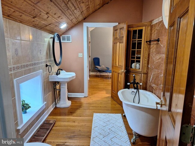 Building Photo - 2254 Winchester Rd