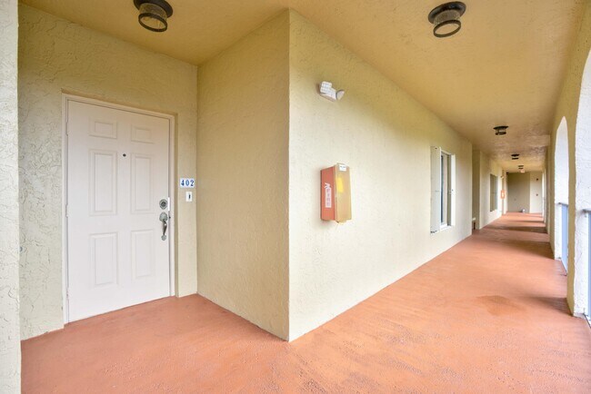 Building Photo - 100 Uno Lago Dr