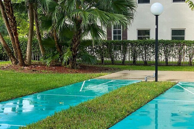 Building Photo - 3051 S Palm Aire Dr
