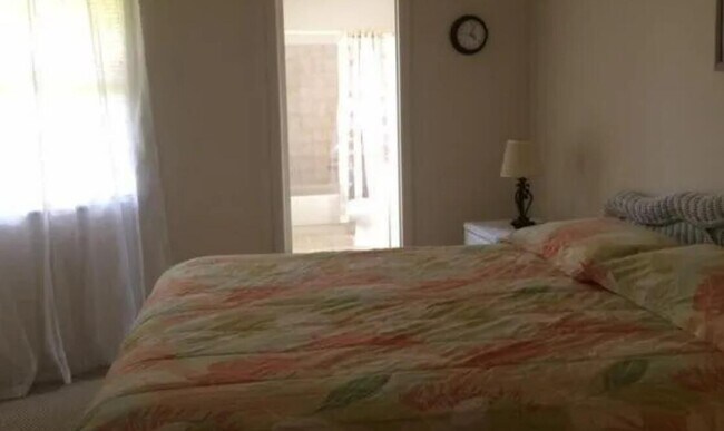 Building Photo - 1971 NE Collins Cir