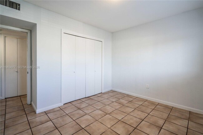 Building Photo - 1940 Biarritz Dr