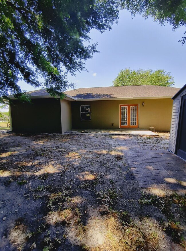Building Photo - Beautiful 3 Bedroom 2 Bathroom Bungalow in...