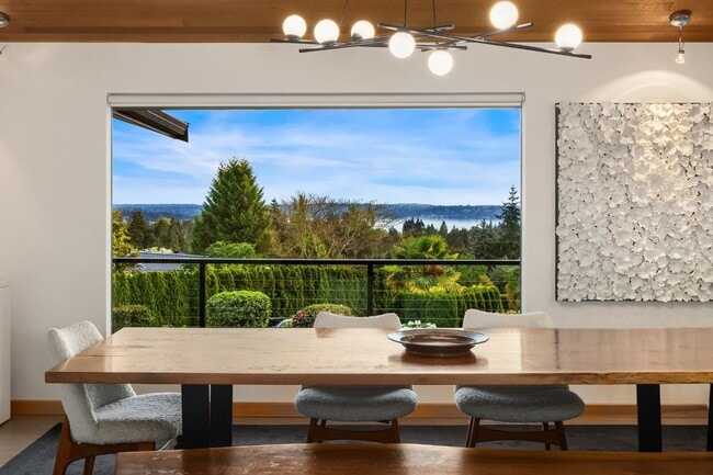 Building Photo - 3Bd/3.5Ba Clyde Hill Home