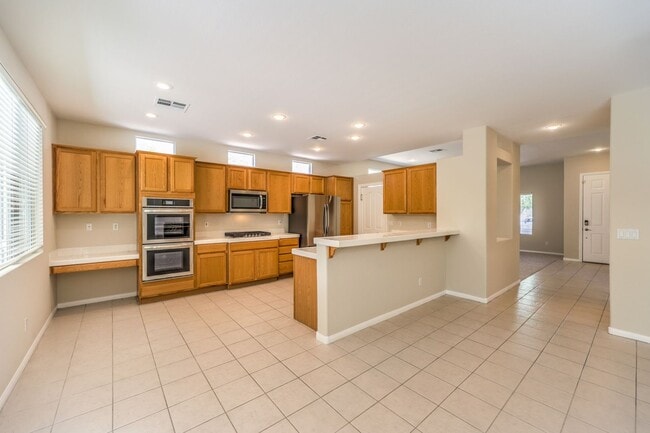 Building Photo - single story / 3 car garage / 3 bedrooms / 3 baths
