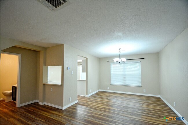 Building Photo - 744 Pinehurst Dr