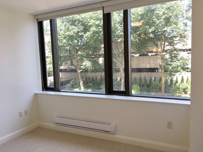 Building Photo - 875 Elm St