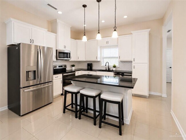 Building Photo - 13 E Imperial Oaks Dr