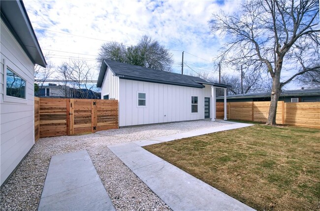 Primary Photo - 1209 E St Johns Ave