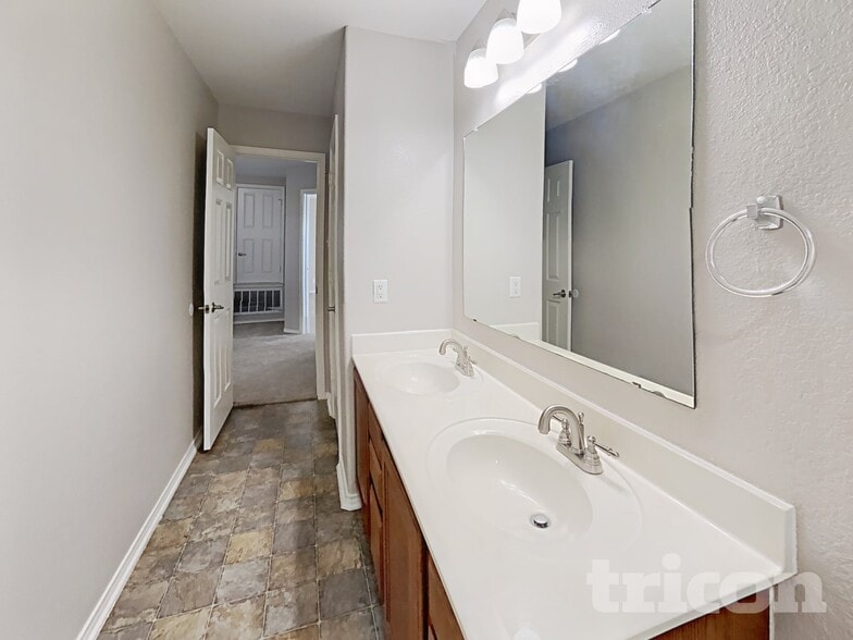 Building Photo - 320 Apricot Dr