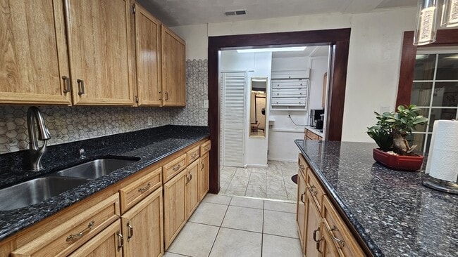 Building Photo - 2216 Dean Dr