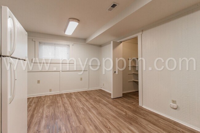 Building Photo - Spacious 3 Bedroom / 1 Bathroom Duplex | Gretna