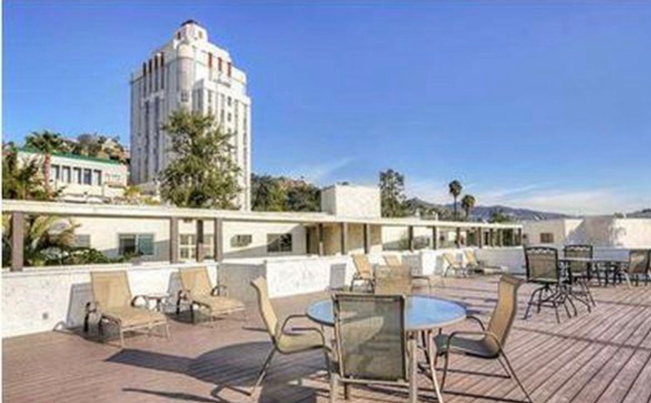 Building Photo - 8400 De Longpre Ave
