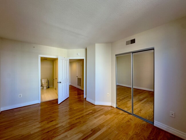 Building Photo - Spacious 2Beds/2baths Condo in the Heart o...