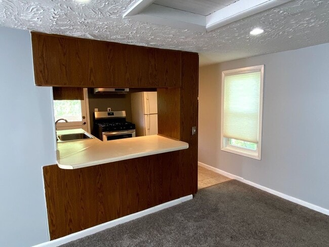Building Photo - Nice 2 bedroom 1 Bath Upper Unit in Quiet ...