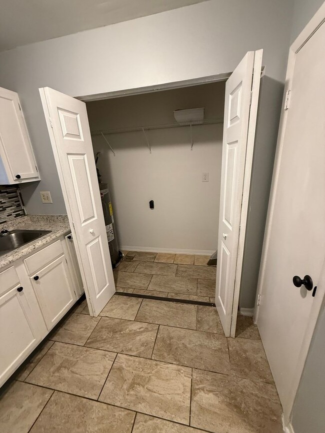 Building Photo - Charming 3BR Townhome in Greensboro