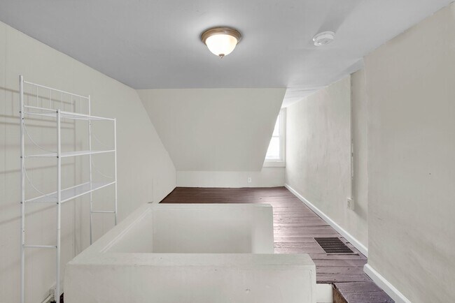 Building Photo - 212 N Peach St