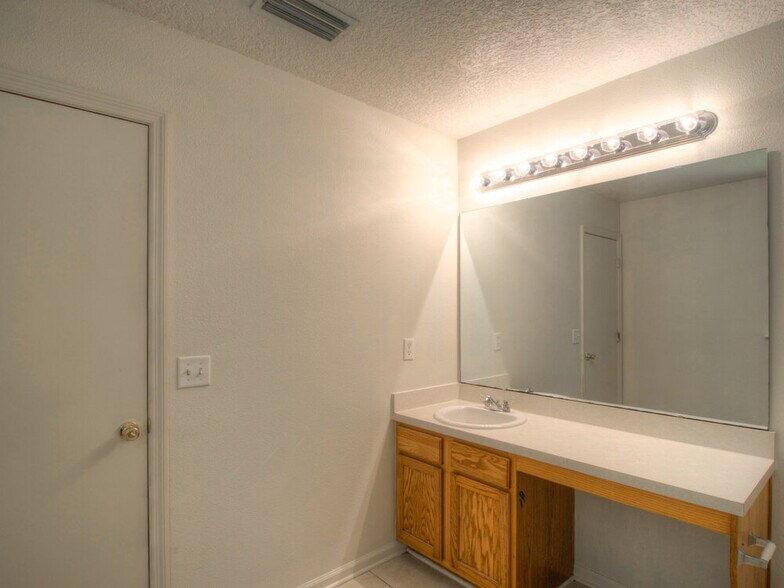 Building Photo - 1123 Sunray Ct