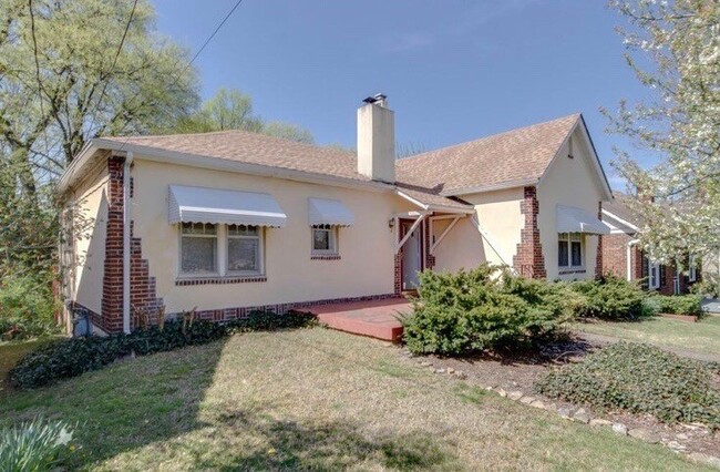 Building Photo - 3 Bed, 1.5 Bath Home with Backyard and Ple...