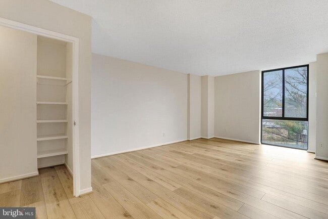 Building Photo - 2300 Pimmit Dr