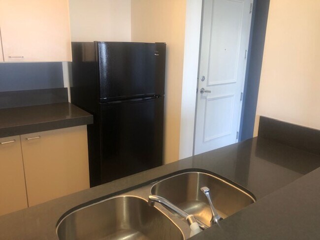 Building Photo - Large 1 bedroom 1 bath in Luxury High Rise...