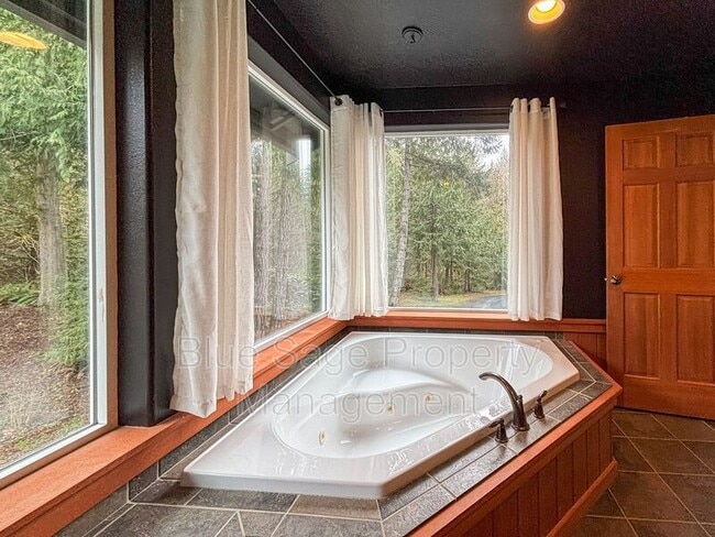 Building Photo - 241896 US-101