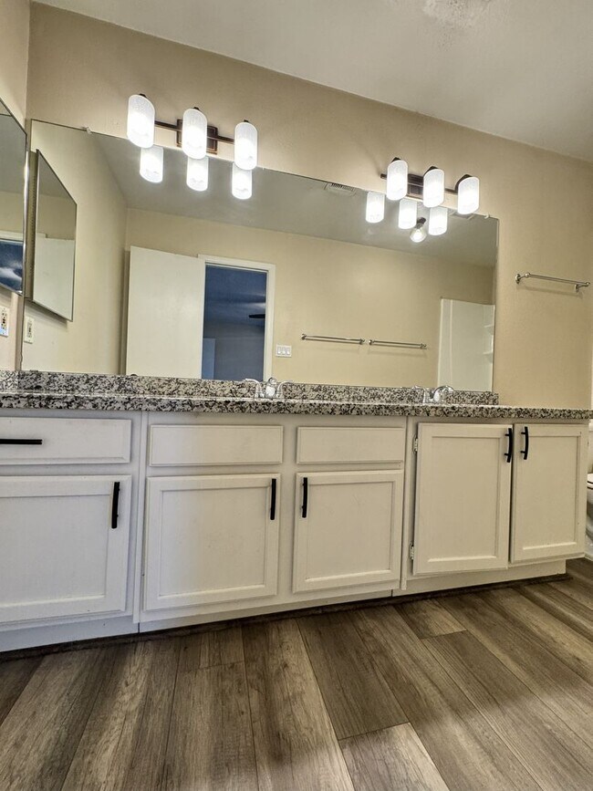 Building Photo - Great 3 bedroom 2 bath culdesac lot with f...