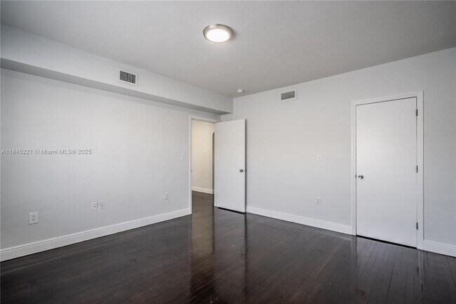 Building Photo - 1007 Bay Dr
