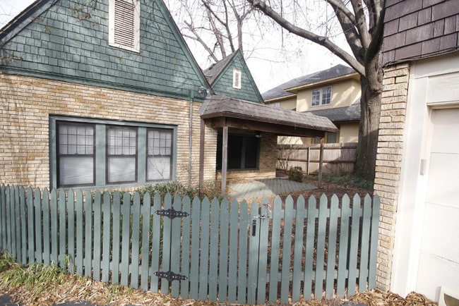 Building Photo - 3 Bed | 2 Bath in Midtown!