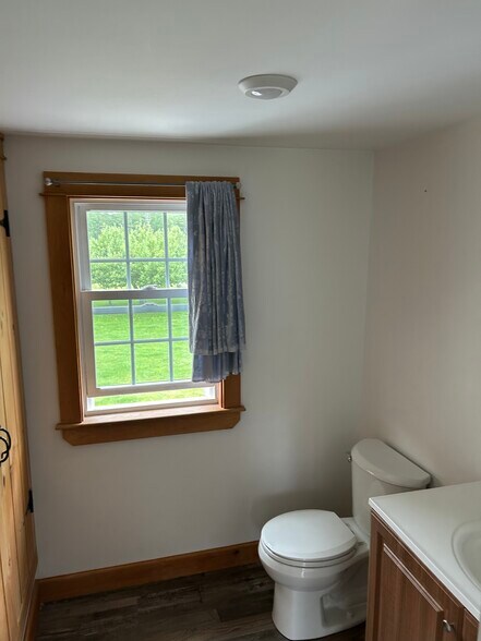 Upstairs bath - 10 Junction Rd