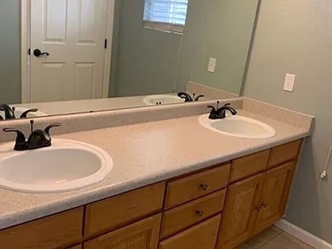 Building Photo - Beautiful 3 bed, 3 bath in D49