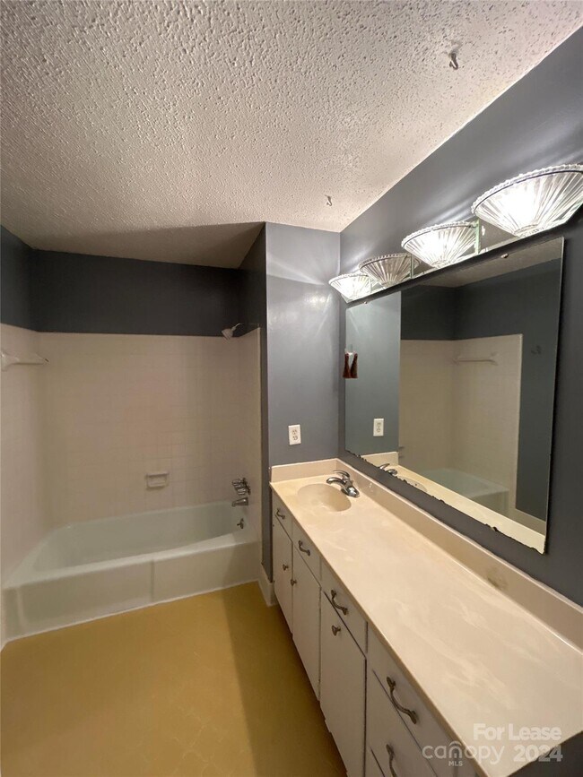 Building Photo - 4614 Cloverdale Ave