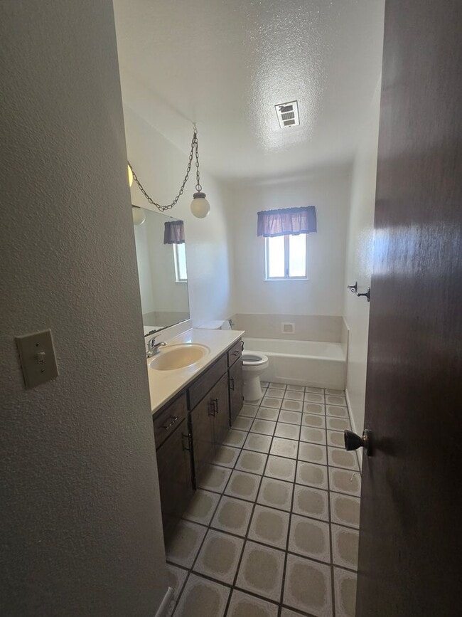 Building Photo - 3 BR 2 BA Available Now