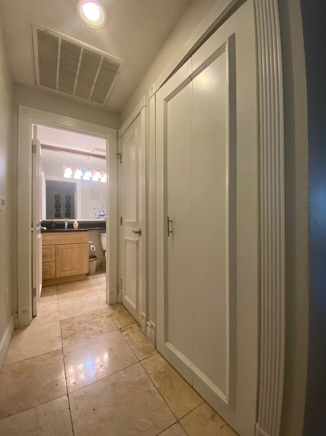 Building Photo - Amazing 2 bedroom furnished condo 1 block ...