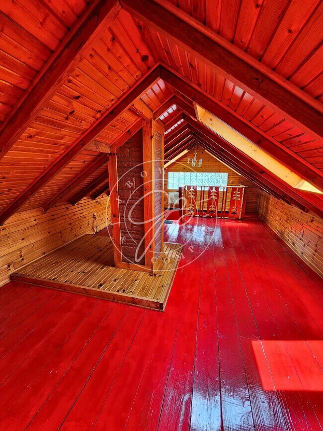 Building Photo - Adorable but unique 3+ bedrooms with bonus rooms! Fenced yard!