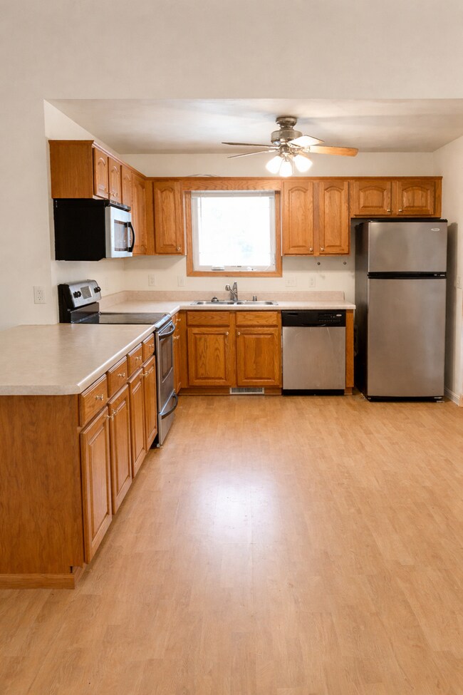 Building Photo - 1031-1033 Pleasantview