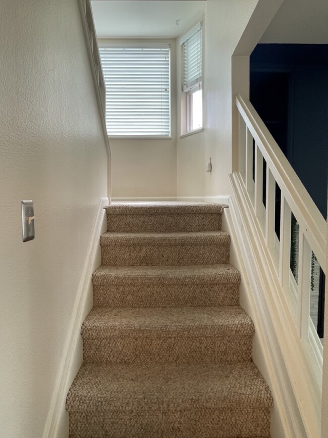 unfurnished 1st/2nd floor landing - 300 Southridge Pl