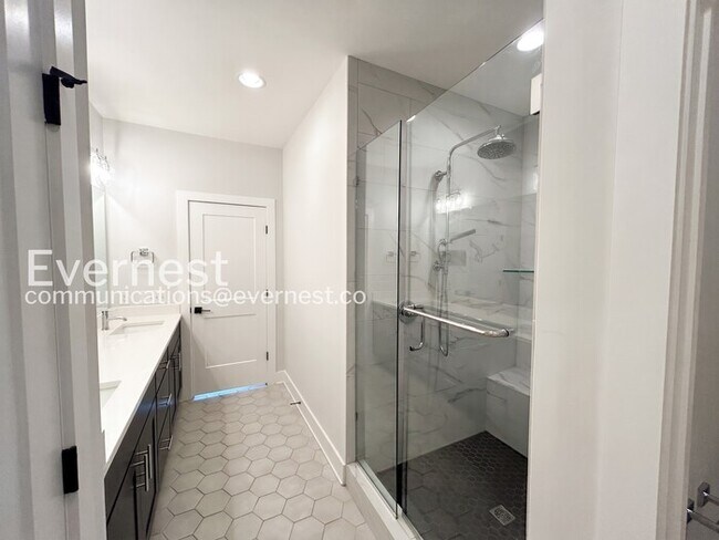 Building Photo - 4 Bed, 4.5 Bath Town Home with Garage / Available Now!