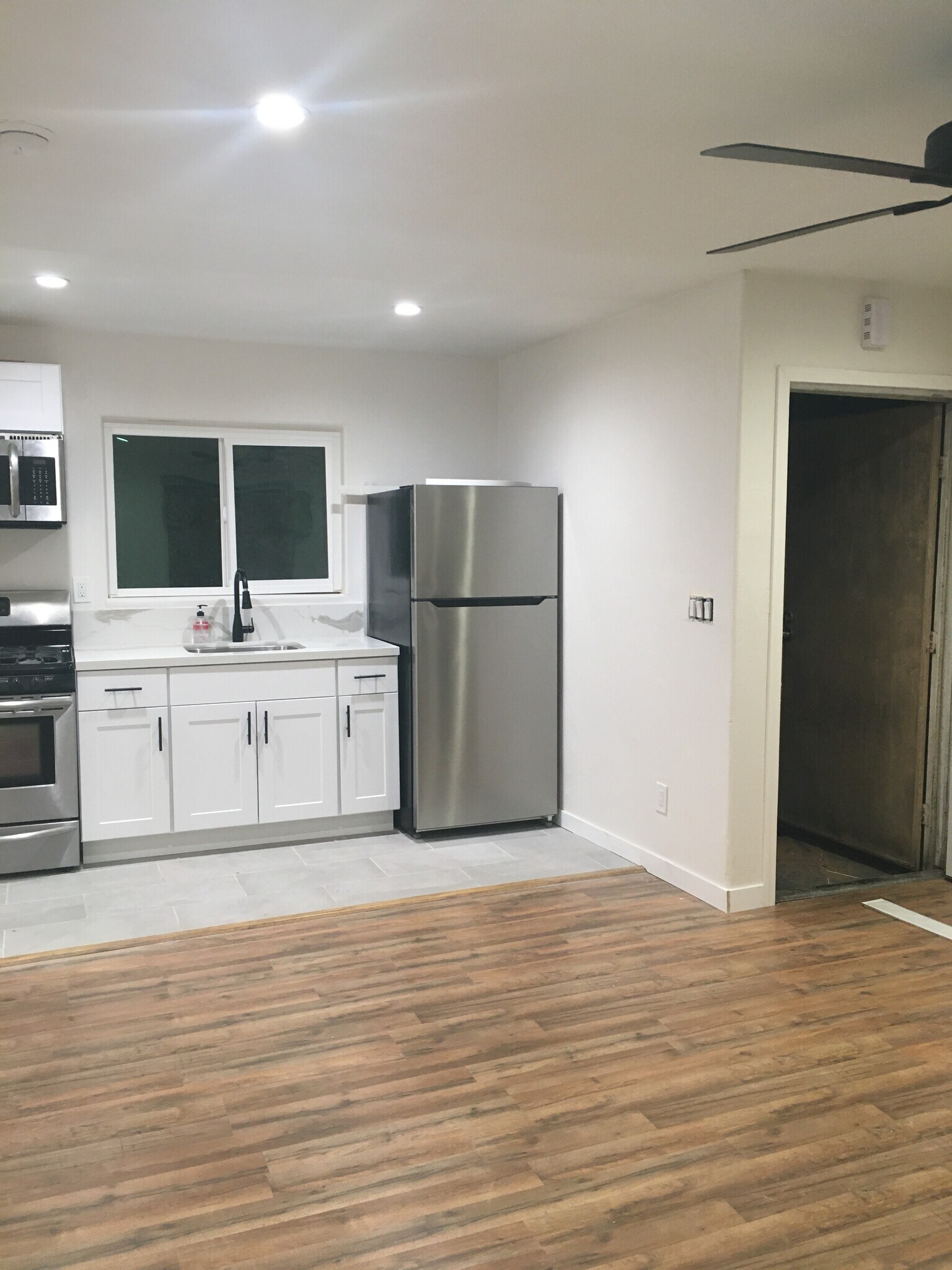 Entry point - 1048 W 60th Plz