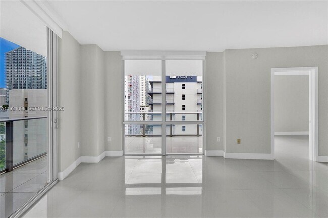 Building Photo - 1010 SW 2nd Ave