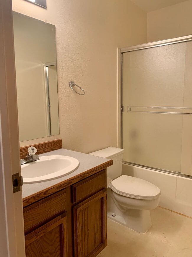 Building Photo - 635 SE Linn St