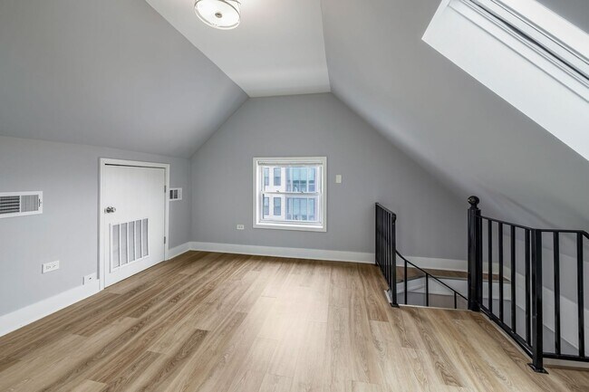 Building Photo - Gorgeous, Updated Duplex 2bd/2bth, Wicker Park Avail 5/1