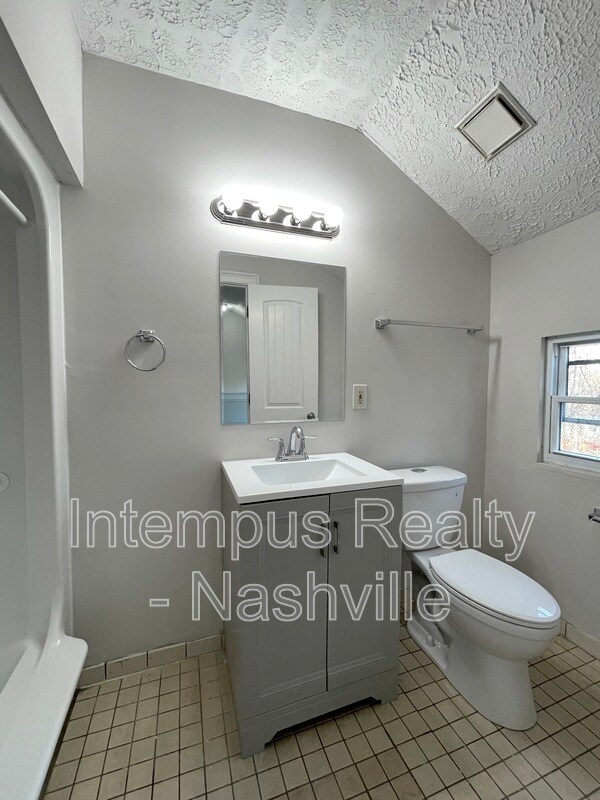Building Photo - 109 W Trinity Ln