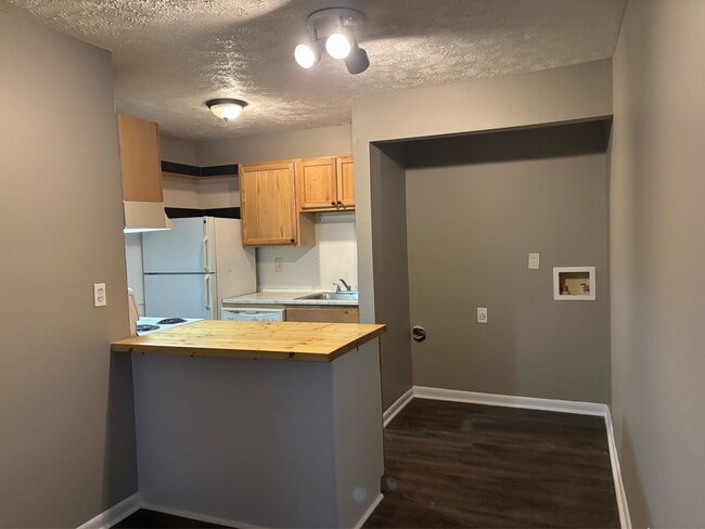 Building Photo - 1128 Southwood Dr