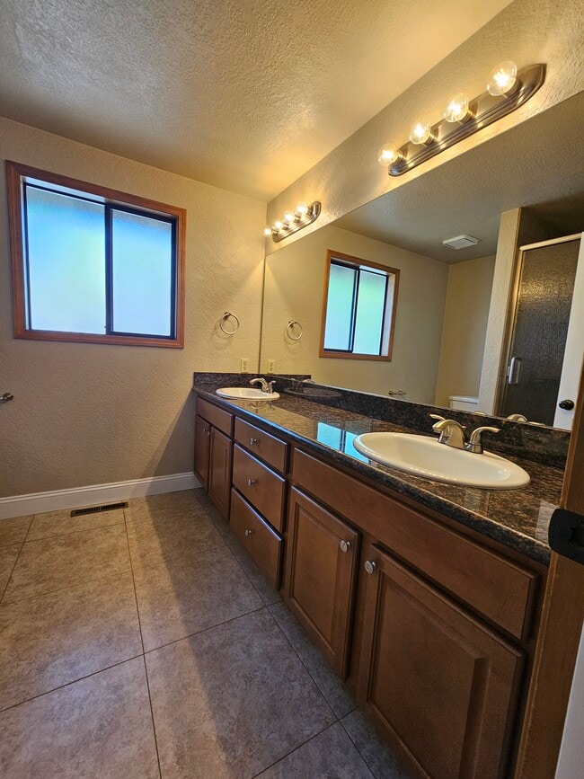 Building Photo - 1823 Valley View Dr