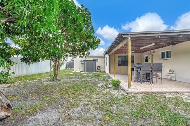Building Photo - 6840 SW 26th Ct