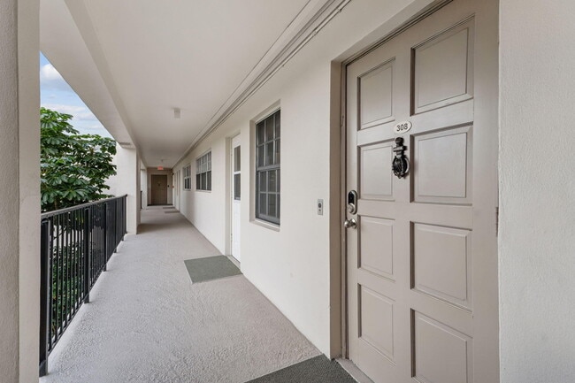 Building Photo - 3150 N Palm Aire Dr