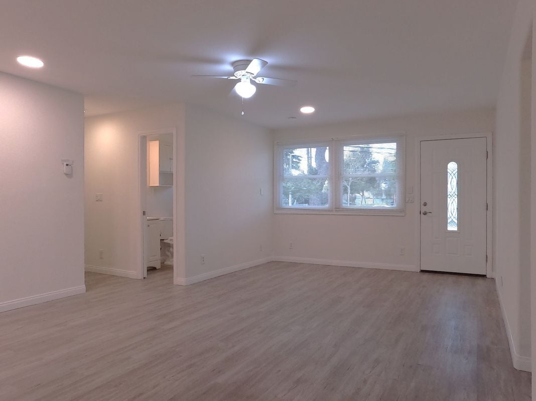 Building Photo - 906 S Gilbert St